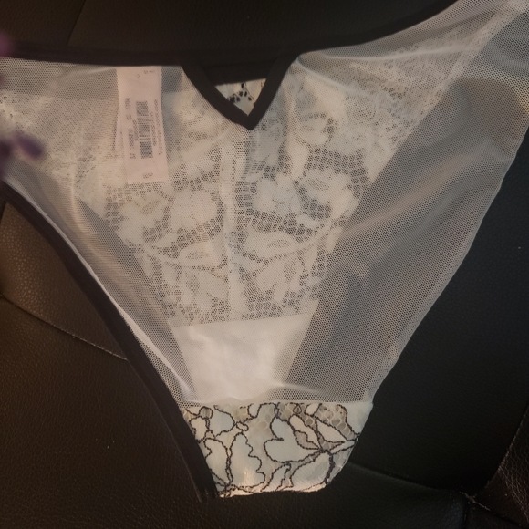 NWT WHITE VICTORIAN LACE BRA AND PANTIE SET - Picture 5 of 6